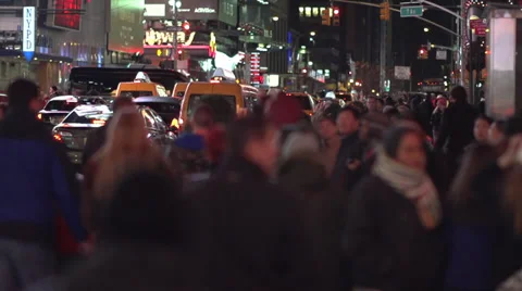 Slo-mo of NYC nighttime crowds (7 of 10) Video stock 33059102
