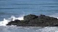 slo mo Pacific ocean rip curl waves smashing into rock 3 HD 影片
