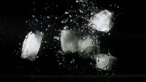 Slo Mo studio shot of ice cubes falling in water on black background. Stockbeeldmateriaal 200985576