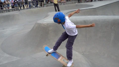 Slo mo young boy skating in Venice Beach Stock Footage 96007541
