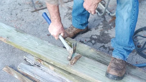 Slo motion hammering nails Vídeos de archivo 124981731