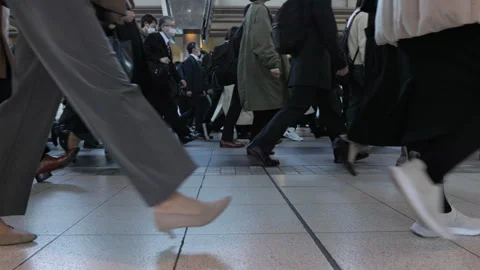 SLOMO Low angle shot of commuters walking through Shinagawa station (editorial) 動画素材 295448027