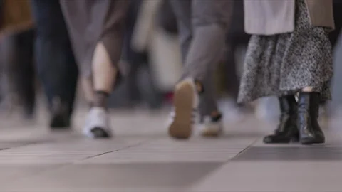 SLOMO Low view of legs walking through Shinagawa Station (editorial) Vidéo 295743747