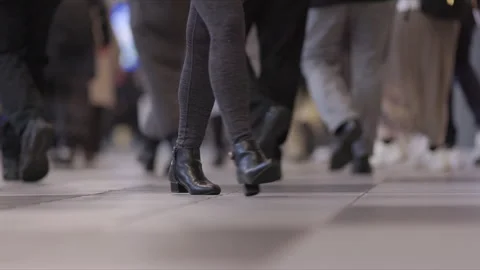 SLOMO Low view of legs walking through Shinagawa Station (editorial) 動画素材 295745191