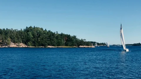 Sloop Boat Exploring Stockholm Archipelago In a Sunny Day Vidéo 119120400