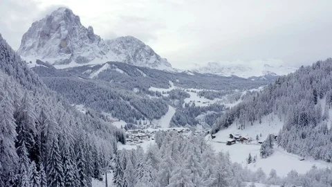 Slope on the Alpine skiing resort Val Gardena in Italy. Vidéo 121937237