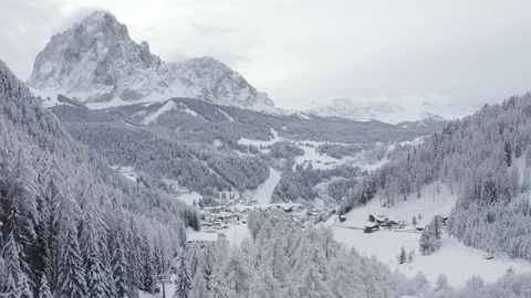 Slope on the Alpine skiing resort Val Gardena in Italy. Vidéo 121937447