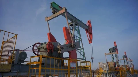 Сlose up Oil Pump Jacks Working Vídeo Stock 83551530