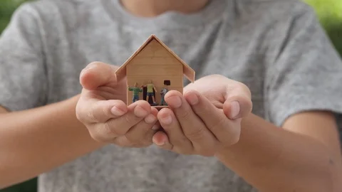Slose up slow motion at mini house model with family in little boy hands 库存影片 124401366