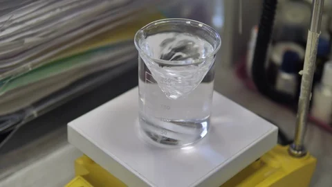 Сloseup clear liquid mixed on special equipment in modern laboratory.  库存影片 128455648