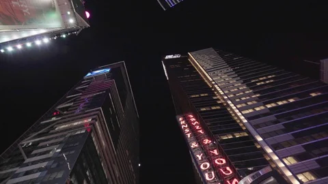 Slow 360 Pan Looking Up at Tall Bright Building Near Time Square at Night Vídeos de archivo 101982747