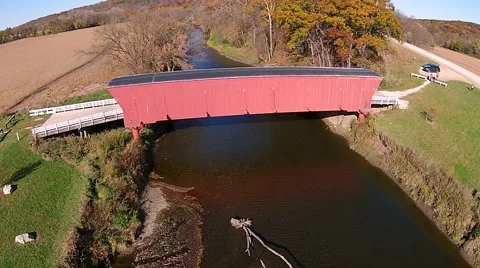 Slow aerial fly over of Hogback covered bridge Video stock 56402924