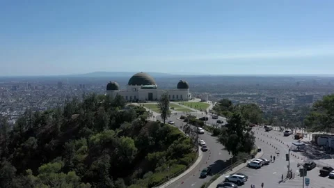 Slow aerial orbit of Griffith Observatory in Los Angeles on a hot sunny day. Видео 212764526