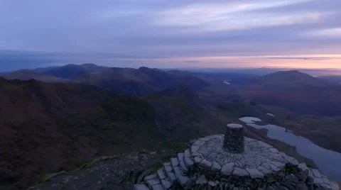 Slow aerial orbit of the summit of Snowdon at dawn. Stockbeeldmateriaal 68985657