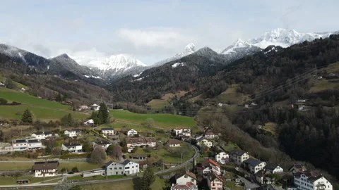 Slow aerial pullback over alpine village and mountains, Switzerland 库存影片 329353635