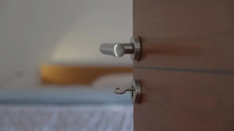 Slow arc shot with shallow depth of field of Hotel Room Door Handle and Lock Vidéo 334473080