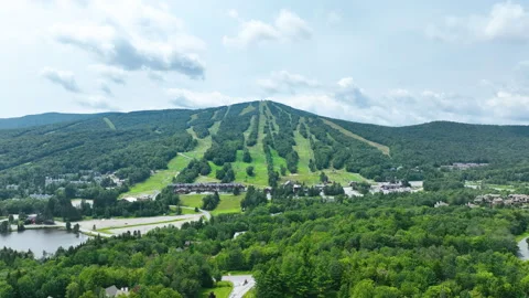 Slow Ascending view of Mount Snow on a Summer Afternoon 4k 60fps 動画素材 302026151