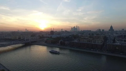 Slow ascent up against the background of the sunset over the Moscow river Vídeo Stock 129862342