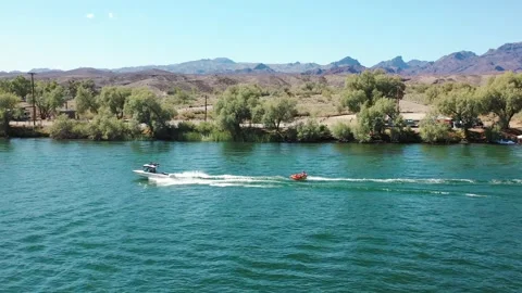 Slow Ascent Tracking Port Side of Boat On A Riverway Vídeo Stock 209294839