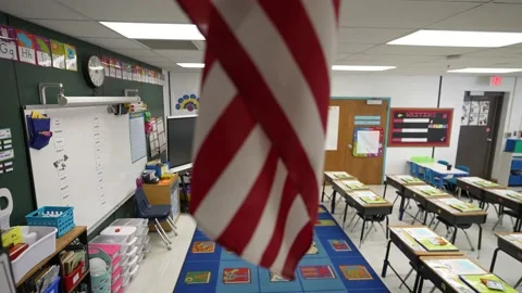 Slow boom down from US flag to reveal an empty school classroom during pandemic. Vídeos de archivo 159239092