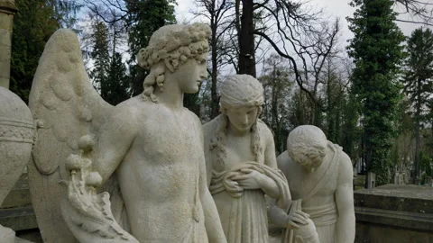 Slow bottom-up panorama of the statues on the grave at the Lychakiv cemetery 스톡 동영상 182620680