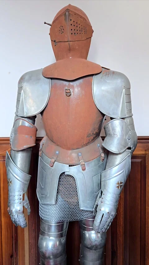 Slow camera move into a medieval suit of armor in a museum, vintage knight steel Stock-Footage 331719924
