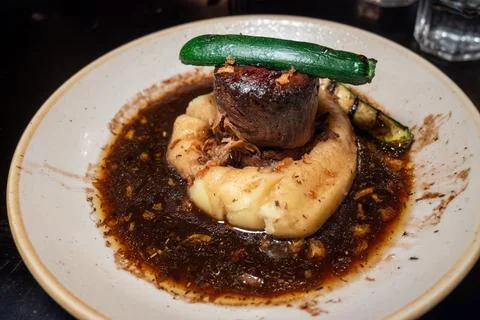 Slow cooked beef brisket with bone marrow, creamy mash, crispy shallots, ri.. Stock-Fotos