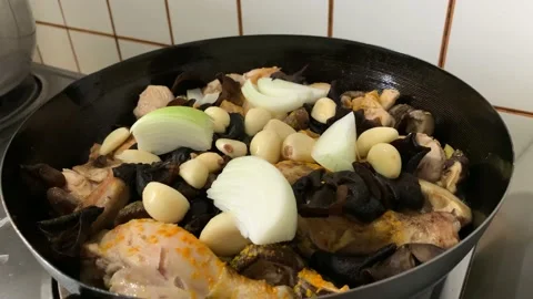 Slow Cooking Chicken on Pan Vídeo Stock 132093159