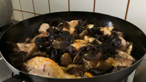 Slow Cooking Chicken on Pan Vídeo Stock 132093233