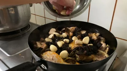 Slow Cooking Chicken on Pan Vídeo Stock 132093268