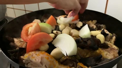 Slow Cooking Chicken on Pan Vídeo Stock 132093290