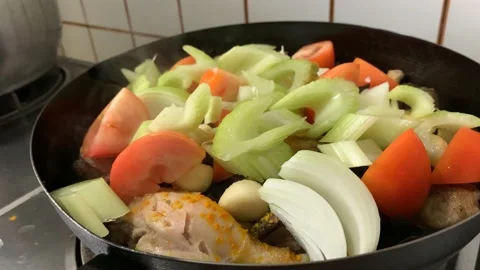 Slow Cooking Chicken on Pan Vídeo Stock 132093391