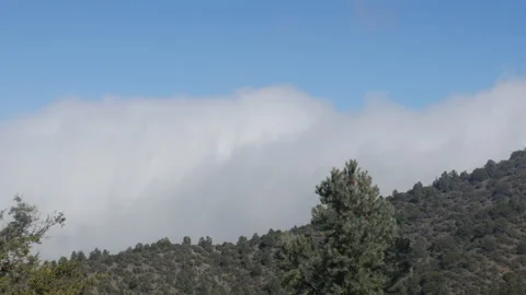Slow dolly shot of a cloud drifting over a mountain in California Stockbeeldmateriaal 142043234