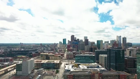 Slow drift down from the sparkling downtown Denver skyline to a green city Vidéo 112194721
