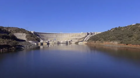 Slow Drone Approach to Alqueva Dam Wall with Reservoir and Green Islands 库存影片 316917153