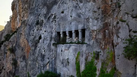 Slow Drone Circle Reveal of Rock-Cut Historical Tomb Video stock 336904444