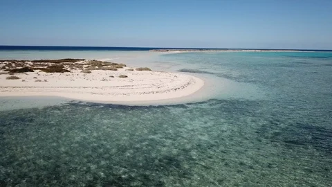 Slow drone flight over beaches of protected Umluj island group Saudi Arabia Stock-Footage 125774580