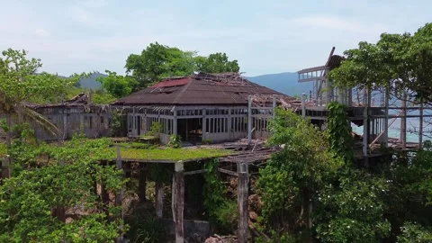Slow Drone flight towards Abandoned Wooden Resort Building Vídeos de archivo 345979601