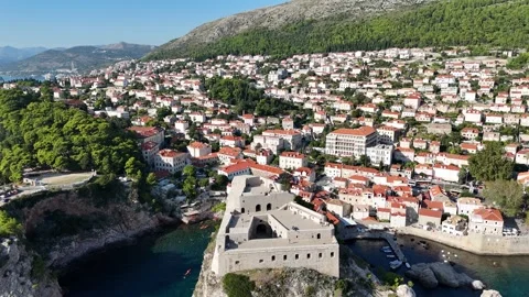 Slow drone orbit wide angle of Dubrovnik fortress in Croatia 스톡 동영상 257090965