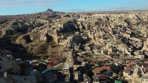 Slow drone pan showcasing the sprawling town of Göreme. 库存影片 260403741