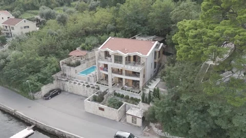 Slow Drone Pull-Away Aerial of Luxury Villa. 스톡 동영상 257091540