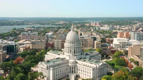 Slow drone pull back away from Wisconsin State Capitol Video stock 142815348