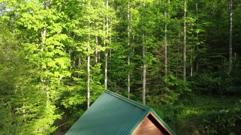 Slow drone pull back wide shot of a rural rental log cabin in Hocking Hills Stock Footage 335904705