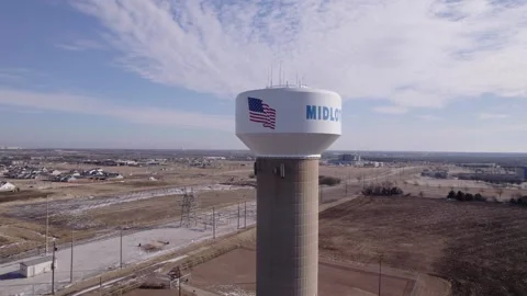 Slow Drone Pullback of Midlothian Water Tower with Parallax | Texas 4K Aerial Vídeo Stock 337431162