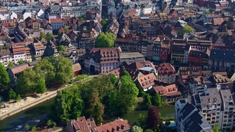 Slow drone pullback over La Petite France historic district in Strasbourg Vídeo Stock 339057824