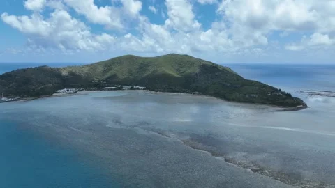Slow drone push-in in daytime, moving toward Hayman Island’s green ridgeline Stock Footage 331025118