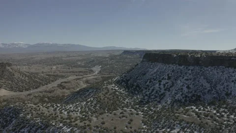 Slow drone push in of snow covered rocky hills in New Mexico Vídeos de archivo 167673037