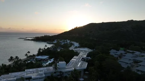 Slow drone push-in at sunset with a gentle downward reveal, moving over Hayman Vídeos de archivo 331063324