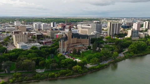 Slow Drone Push Toward Hotel Bessborough and Downtown Saskatoon Stockbeeldmateriaal 348244569
