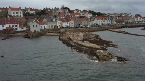 Slow drone right along Pittenweem foreshore Fife, Scotland 库存影片 161496543